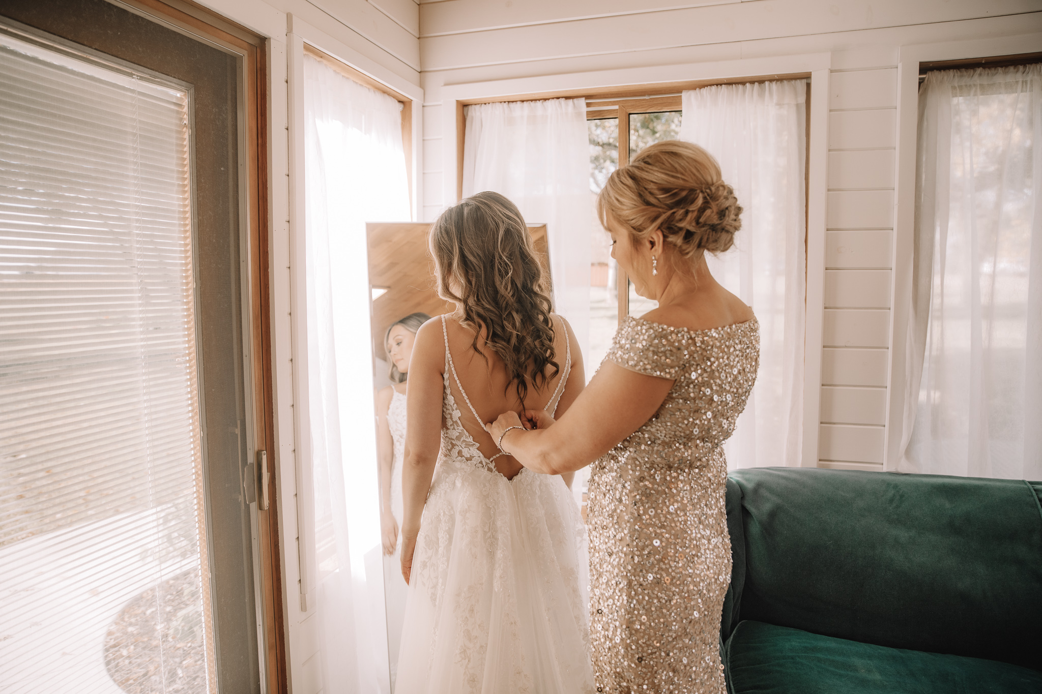 Top getting ready tips for brides from a professional wedding photographer