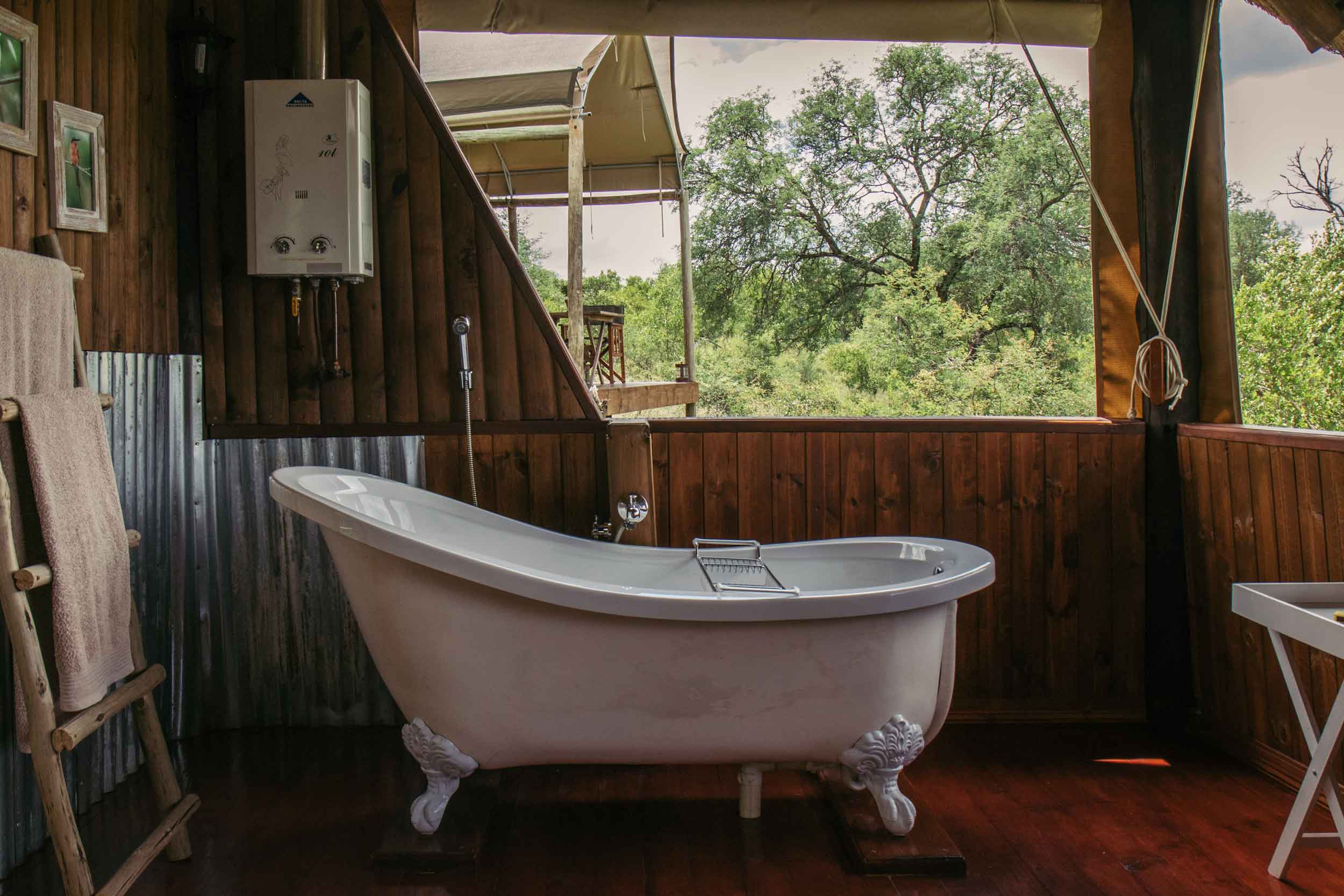 Isambane lodge bathroom