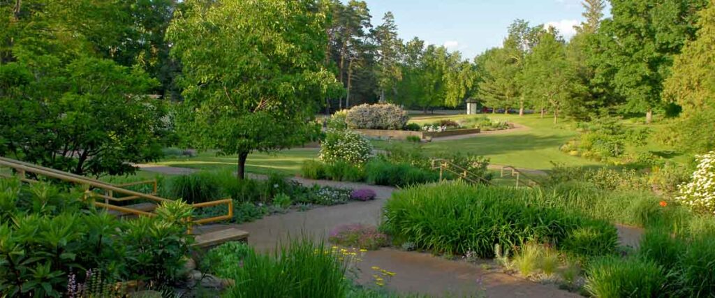 Noerenberg Gardens in Wayzata- An affordable wedding venue option in Minnesota
